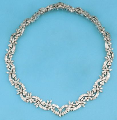 null Collier articulé en or gris entièrement serti de diamants baguette, de diamants...