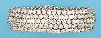 null Bracelet rigide ouvrant en or gris entièrement serti de diamants taillés en...