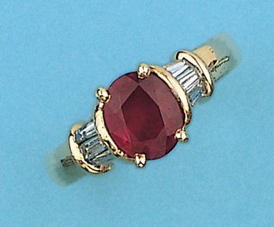 null Bague en or jaune ornée d'un rubis ovale pesant 1,50 ct environ épaulé de six...