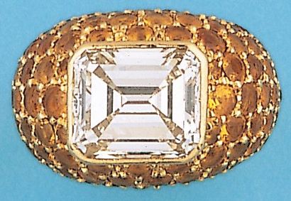 POIRAY Bague jonc en or jaune ornée d'un diamant de taille émeraude pesant 6,20 cts...