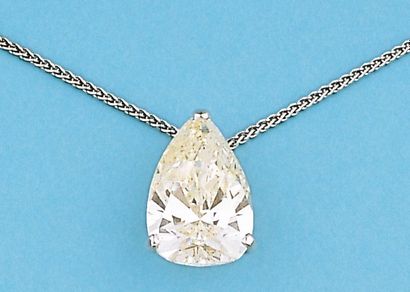 null Chaîne et pendentif en or gris orné d'un diamant taillé en poire. Poids des...