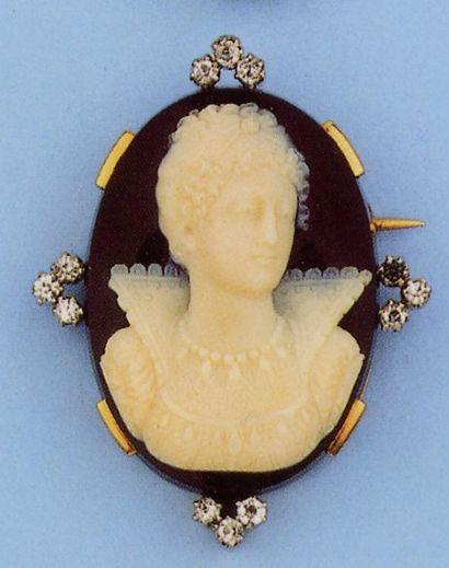 null Broche en or jaune ornée d'un camée d'agate représentant le buste d'une jeune...