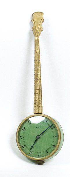 null PENDULETTE en forme de banjo en métal doré, le cadran émaillé vert à chiffres...
