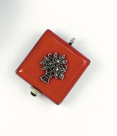 ALBUSE Petite montre pendentif en acier émaillé rouge. Cadran gris à chiffres romains....