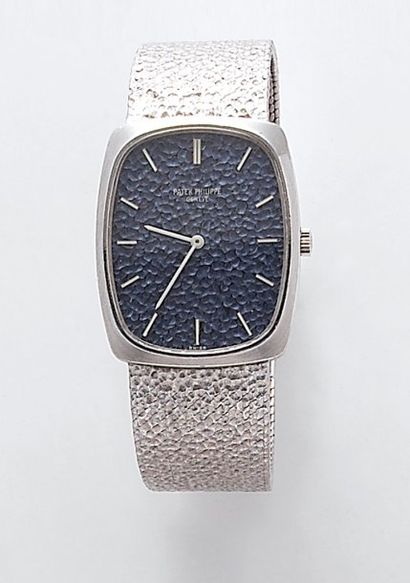PATEK PHILIPPE Bracelet-montre en or gris. Cadran bleu. Signé PATEK PHILIPPE. Avec...