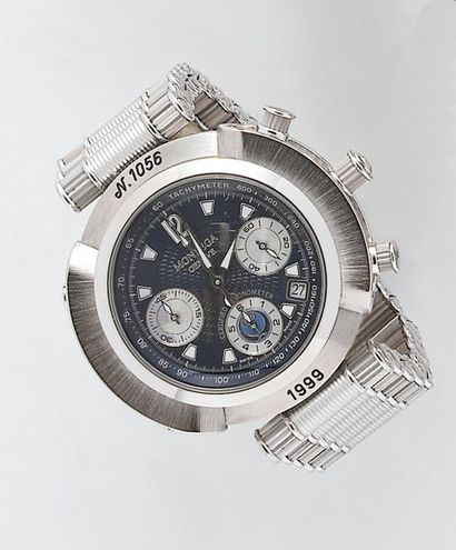 MONTEGA Bracelet-montre chronographe en or gris. Cadran bleu à trois compteurs, chiffres...
