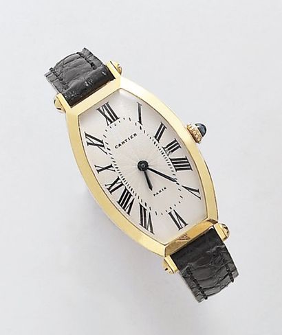 CARTIER "TONNEAU". Montre de poignet de dame en or jaune. Cadran blanc à chiffres...