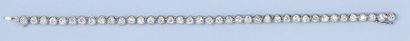 null Bracelet ligne en or gris serti de 52 diamants taillés en brillant. Poids des...