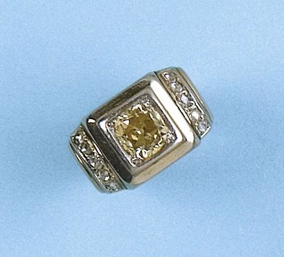 null Bague en platine et or jaune ornée d'un diamant de taille ancienne calibrant...