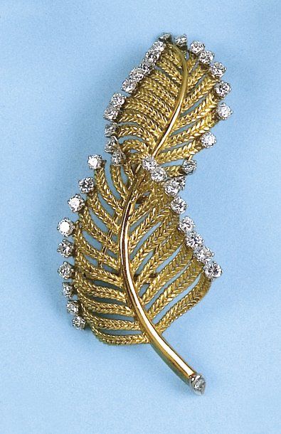 null Broche "Plume" en platine et or jaune tressé sertie de diamants. P. 20,3g.