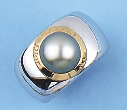 null Bague en or jaune et or gris ornée d'une perle de culture grise de Tahiti. Doigt...