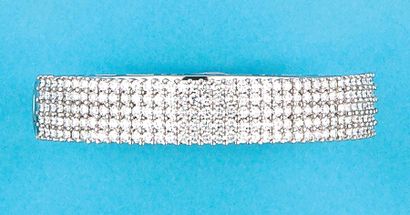 null Bracelet rigide ouvrant en or gris orné d'un pavage d diamants. Poids des diamants...