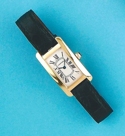 CARTIER TANK AMERICAINE. Montre de poignet de dame en or jaune. Cadran blanc. Mouvement...