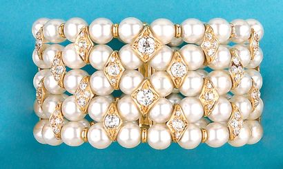 null Bracelet semi-rigide ouvert en or jaune orné de cinq rangs de perles de culture...