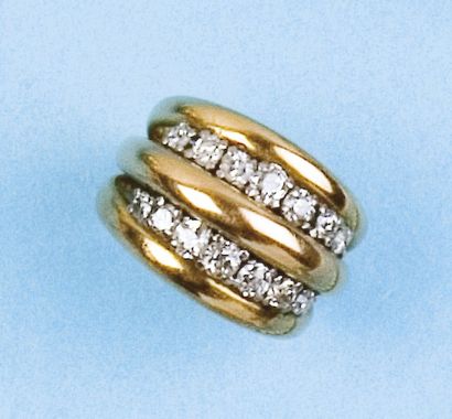null Bague jonc en or jaune ornée de deux lignes de diamants. Vers 1950. P. 9,1g...