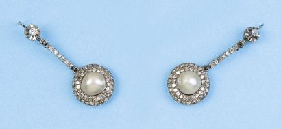 null Paire de pendants d'oreilles en or gris serti de diamants soutenant une perle...