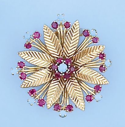 VAN CLEEF & ARPELS Broche "Fleur" en or jaune ornée de rubis et de turquoises. Signée...