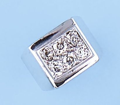 null Bague en or gris ornée de six diamants taillés en brillant. Vers 1950. P. 1...