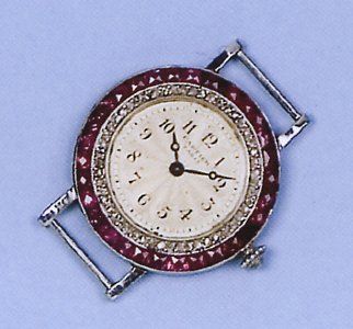 CARTIER Montre de poignet de dame en platine. La lunette ornée de rubis calibrés...