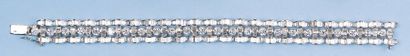 null Bracelet articulé en or gris entièrement serti de diamants taillés en brillant...