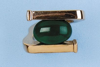 null Bague croisée en or jaune ornée d'une importante émeraude cabochon pesant 15...