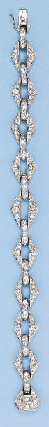 null Bracelet articulé en or gris à maillons géométriques entièrement sertis de diamants....