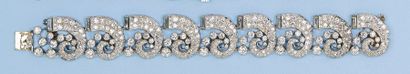 null Bracelet articulé en platine à motifs de volutes entièrement serti de diamants...