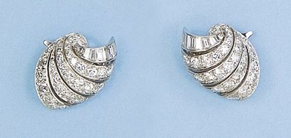 BULGARI Paire de boucles d'oreilles en or gris entièrement serties de diamants taillés...