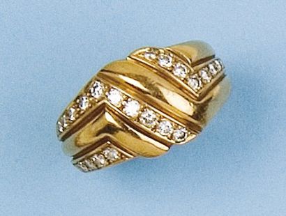VAN CLEEF ARPELS Bague en or jaune godronné sertie de diamants. Signée VCA N° B54...