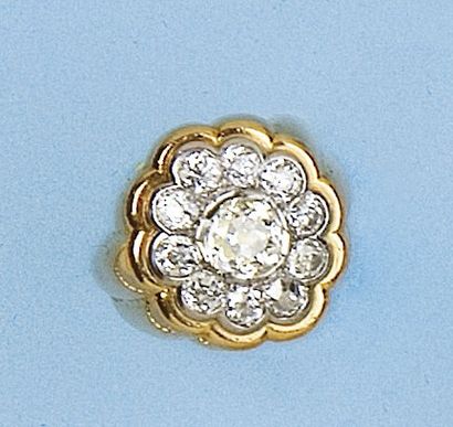 null Bague en or jaune et or gris godronné ornée d'un diamant de taille ancienne...