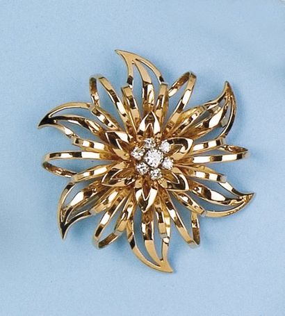 null Broche "Fleur" en or jaune ornée en son centre de sept diamants taillés en brillant....