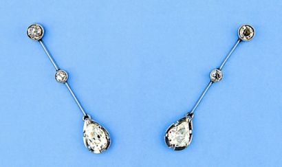null Paire de pendants d'oreilles en platine ornés chacun de 2 diamants de taille...