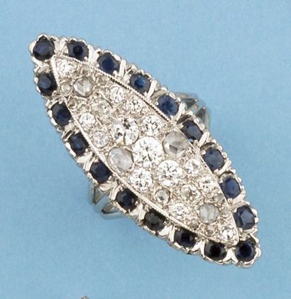 null Importante bague marquise en or gris pavée de diamants de taille ancienne et...