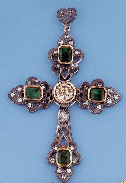 null Pendentif 'Croix' en or jaune et argent ornée d'un diamant taillé en brillant...