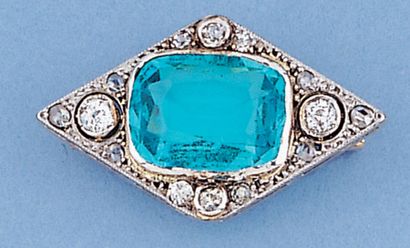 null Broche en or de deux couleurs ornée d'une pierre bleue et de diamants. P. :...