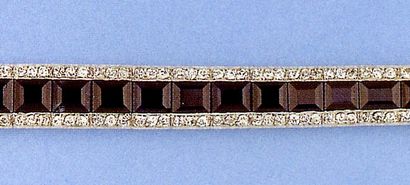 null Bracelet articulé en platine entièrement serti de saphirs calibrés bordés de...