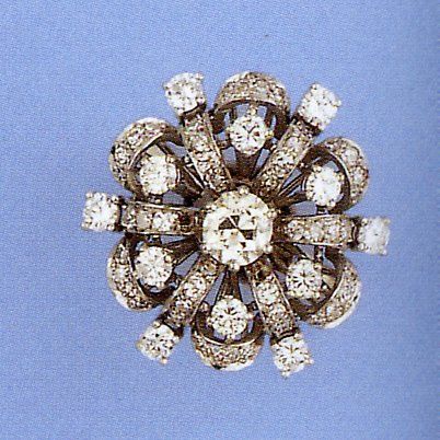 null Bague "Fleur" en or gris entièrement sertie de diamants ronds, celui du centre...