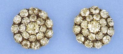 null Paire de boucles d'oreilles "Rosace" en or jaune 14k ornées chacune d'un diamant...