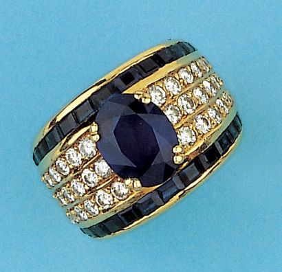 null Bague jonc en or jaune ornée d'un saphir ovale bordé de six lignes de diamants...