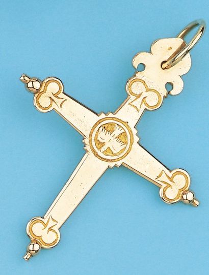 null Pendentif "Croix" en or jaune gravée d'un motif St Esprit et d'une croix alisée...