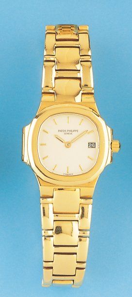 PATEK PHILIPPE Nautilus. Bracelet montre en or jaune. Cadran blanc. Date. Mouvement...