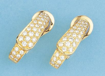 O.J. PERRIN Paire de boucles d'oreilles en or jaune pavées de diamants taillés en...