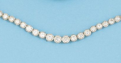 null Collier "Rivière" en or gris entièrement serti de diamants ronds en chute. (Manque...