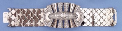 null Bracelet articulé en platine orné d'un motif central pavé de diamants taillés...