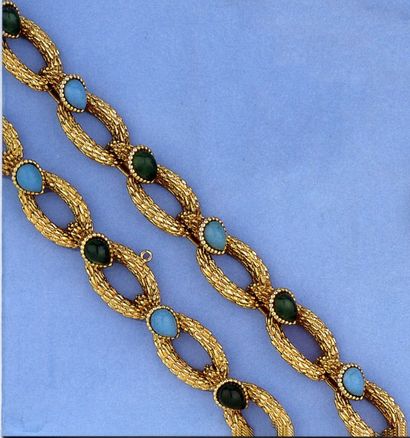 BOUCHERON Paire de bracelets en or jaune martelé pouvant former collier ornés de...
