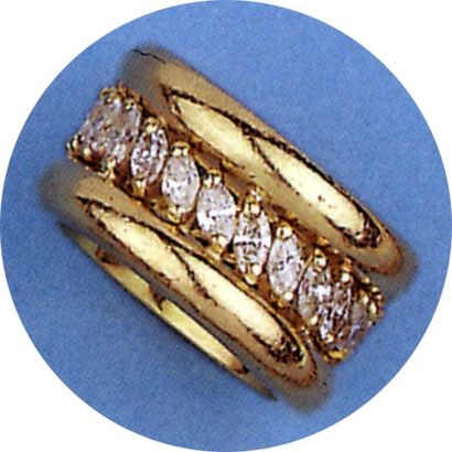 null Anneau en or jaune à décor ajouré serti de 24 diamants navette. Doigt 55. P....