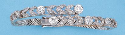 null Bracelet semi-rigide ouvrant en platine et or gris 14K serti de diamants dont...