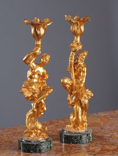 null Paire de flambeaux en bronze ciselé et doré à décor d'un satyre supporté par...