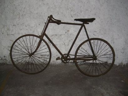 null Vélo de marque PEUGEOT de la fin du 19ème siècle. Hauteur 107 cm. Longueur 180...