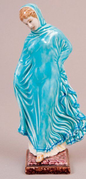 Théodore DECK "Tanagra" Porcelaine polychrome, signé au talon. H. : 20 cm